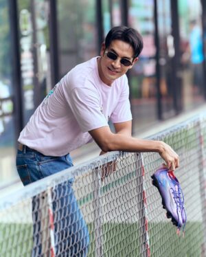Warintorn Panhakarn Instagram - ลองของ 💜✨ #pumaultracarbon  #arifootball 

น้องๆรวมรุ่นโรงเรียนสมัยมัธยมมาเตะฟุตบอลกัน ไม่มีอะไรมาก พี่รุ่น 5 เด็กสุดเมื่อวานคือ รุ่น 27 !!! 💙🧡

นิดเดียว !! นิดเดียวจะเป็นพ่อพวกแกรล่ะ !! 🤭
