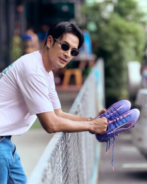 Warintorn Panhakarn Instagram - ลองของ 💜✨ #pumaultracarbon  #arifootball 

น้องๆรวมรุ่นโรงเรียนสมัยมัธยมมาเตะฟุตบอลกัน ไม่มีอะไรมาก พี่รุ่น 5 เด็กสุดเมื่อวานคือ รุ่น 27 !!! 💙🧡

นิดเดียว !! นิดเดียวจะเป็นพ่อพวกแกรล่ะ !! 🤭