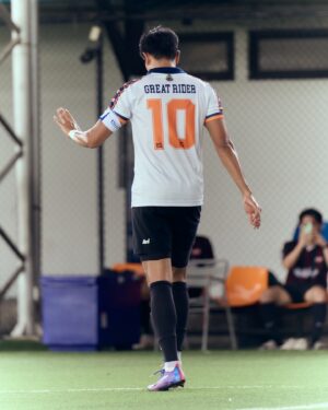 Warintorn Panhakarn Instagram - ลองของ 💜✨ #pumaultracarbon  #arifootball 

น้องๆรวมรุ่นโรงเรียนสมัยมัธยมมาเตะฟุตบอลกัน ไม่มีอะไรมาก พี่รุ่น 5 เด็กสุดเมื่อวานคือ รุ่น 27 !!! 💙🧡

นิดเดียว !! นิดเดียวจะเป็นพ่อพวกแกรล่ะ !! 🤭