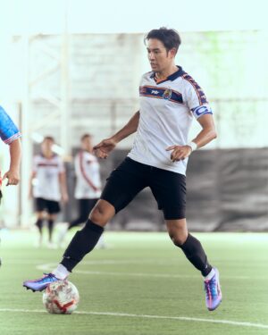 Warintorn Panhakarn Instagram - ลองของ 💜✨ #pumaultracarbon  #arifootball 

น้องๆรวมรุ่นโรงเรียนสมัยมัธยมมาเตะฟุตบอลกัน ไม่มีอะไรมาก พี่รุ่น 5 เด็กสุดเมื่อวานคือ รุ่น 27 !!! 💙🧡

นิดเดียว !! นิดเดียวจะเป็นพ่อพวกแกรล่ะ !! 🤭