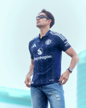 Warintorn Panhakarn Instagram - เอาไว้เวลาไปเยือนบ้านคนอื่นเค้า ถ้าเค้าไม่ชอบค่อยถอด 🤭

Manchester United 2024/25 Away Jersey !! 

#ส่วนตัวเลยชอบมากกว่าสีแดง ! #ไปจับและสัมผัสตัวจริงได้ที่ @ari_football 
#ari_football  #footballforall #manchesterunited