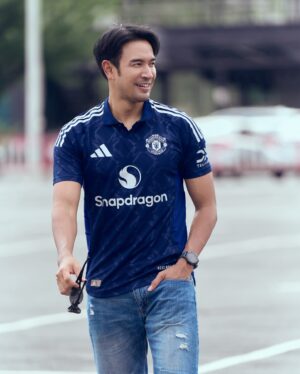 Warintorn Panhakarn Instagram - เอาไว้เวลาไปเยือนบ้านคนอื่นเค้า ถ้าเค้าไม่ชอบค่อยถอด 🤭

Manchester United 2024/25 Away Jersey !! 

#ส่วนตัวเลยชอบมากกว่าสีแดง ! #ไปจับและสัมผัสตัวจริงได้ที่ @ari_football 
#ari_football  #footballforall #manchesterunited