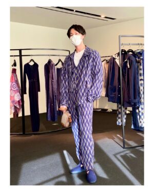 Wataru Komada Instagram - 今年大変お世話になったアルマーニさん。その新作展示会になんと招待して頂きました！

ジョルジオ•アルマーニの2種を着用させて頂きました。小物も靴もどれも素敵な存在感を放ってました！

上品で肌触りの良い上質な生地。これはずーっと着ていたくなる。流石の着心地とエレガントさでした。
大きくてもシルエットが膨らんで見えないのがとてもありがたいですね。
腕が長めなのも個人的には◎

エンポリオ･アルマーニの方もコンセプトが可愛くて全部着てみたかったです！

photo: @st_naoki.asai 

#アルマーニ
#ジョルジオアルマーニ 
#エンポリオアルマーニ
#armani 
#giorgioarmani 
#emporioarmani