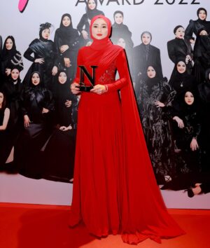 Wawa Zainal Instagram - Alhamdulillah feel deeply honored for being awarded as one of NONA SUPERWOMAN 2022🙏🏻 tq @majalahnona 

tanpa cik suami yg sentiasa ada disisi tak kan mungkin sy kecapi kejayaan demi kejayaan  after almost 5 years in bussiness.. tq @aeril_zafrel setia selama nya tau😂🤭

& tq to all #wawawarriors jugak.. ni kejayaan kita bersama❤️

baju wawa dari @firziey_couture