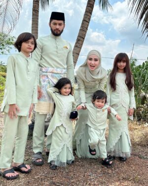 Wawa Zainal Instagram - Terpaling lambat upload gambar raya😂 tak de gambar yang ok😭😭 terus rasa nak tutup kilang.. susah betul nak begambar anak 4😩

Selamat hari raya maaf zahir batin ya

Btw siapa pakai sebijik mcm wawa raya pertama?? 

@hijabista.hub @soultanofficial_