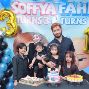 Wawa Zainal Instagram - ermmm jap confius nak wish mana satu dulu .. haha. actually harini birthday @aeril_zafrel but baru teringt nak post gambar semalam.. so nak wish birthday kids dlu la🤭

happy birthday fahri & kakak sopia🥹 mama sejenis kalut very  last minit nasib baik la sempt tempah cake, & carik tempat 🫣 

semoga anak2 mama membesar dengan sihat amin ya rab.