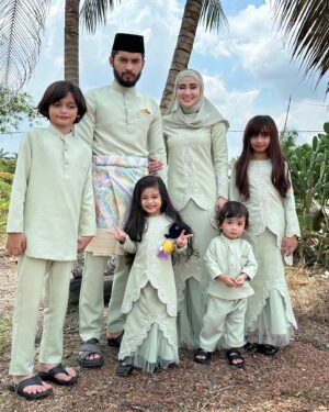 Wawa Zainal Instagram - Terpaling lambat upload gambar raya😂 tak de gambar yang ok😭😭 terus rasa nak tutup kilang.. susah betul nak begambar anak 4😩

Selamat hari raya maaf zahir batin ya

Btw siapa pakai sebijik mcm wawa raya pertama?? 

@hijabista.hub @soultanofficial_