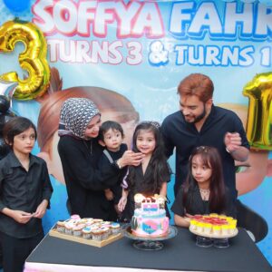 Wawa Zainal Instagram - ermmm jap confius nak wish mana satu dulu .. haha. actually harini birthday @aeril_zafrel but baru teringt nak post gambar semalam.. so nak wish birthday kids dlu la🤭

happy birthday fahri & kakak sopia🥹 mama sejenis kalut very  last minit nasib baik la sempt tempah cake, & carik tempat 🫣 

semoga anak2 mama membesar dengan sihat amin ya rab.