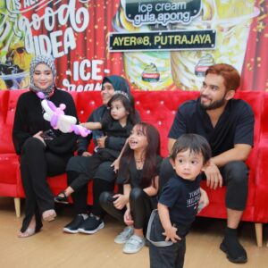 Wawa Zainal Instagram - ermmm jap confius nak wish mana satu dulu .. haha. actually harini birthday @aeril_zafrel but baru teringt nak post gambar semalam.. so nak wish birthday kids dlu la🤭

happy birthday fahri & kakak sopia🥹 mama sejenis kalut very  last minit nasib baik la sempt tempah cake, & carik tempat 🫣 

semoga anak2 mama membesar dengan sihat amin ya rab.