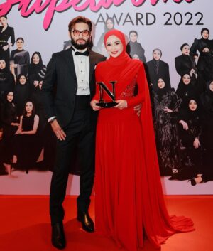 Wawa Zainal Instagram - Alhamdulillah feel deeply honored for being awarded as one of NONA SUPERWOMAN 2022🙏🏻 tq @majalahnona 

tanpa cik suami yg sentiasa ada disisi tak kan mungkin sy kecapi kejayaan demi kejayaan  after almost 5 years in bussiness.. tq @aeril_zafrel setia selama nya tau😂🤭

& tq to all #wawawarriors jugak.. ni kejayaan kita bersama❤️

baju wawa dari @firziey_couture