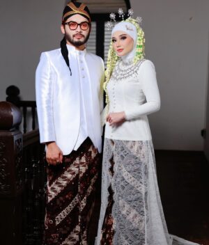 Wawa Zainal Instagram - iki bojoku🥰 ganteng ngak?

makeup by @applebusana 
attire @embun_wedding 
stylist by @feiruzsohor 
📸 @budak.tadika 

#wawaxrozyana