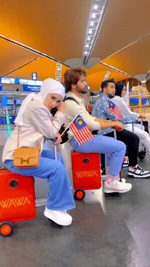 Wawa Zainal Instagram - Akk bomba dan abg bomba ingin ucapkan SELAMAT HARI MERDEKA..

. Bangga kami kibar bendera Malaysia 🥹 da byk negara pegi still malaysia paling best! Bangga sgt jadi rakyat malaysia..

Btw ada yg nak ke luggage tu?🫣
Luggage custom by @lionscarwrapxpert.kl