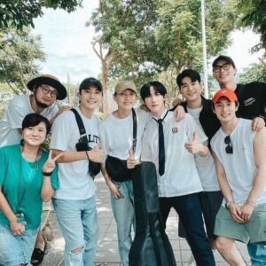 Wayne Song Instagram - 跟愷桐一起來支持飛魚兄弟們的新戲《 #我想和你在一起 》，時間過得很快，那天大家還一起去探班，今天就在電影院看著大家的作品，很微妙的感覺。宏軒飾演的宇光癡情又溫暖、非常討喜。善存飾演的王子真的帥到分手。

映彤妹妹是我的大學學妹，我們在校內就曾有許多機會觀賞過彼此的演出，她甚至幫忙演出過我導演課的作業，時光荏苒，多年後在大螢幕上見到她自然又有魅力的表演，很感動、也很開心！超讚！🫶🏻🫶🏻🫶🏻

推薦大家一起進戲院支持 #我想和你在一起 ，一起在笑聲與眼淚中，重回那段青春的美好回憶。

#謝謝宏軒包場邀請 
@lovebesideme2024 
@xuan_0814 
@charles_lisr 
@yingtung_lin 
@kaihsu_ 
@taro_yu_tung