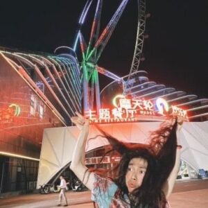 Wego Instagram - 一段美輪美奐的愛情 深刻的愛情
你帶我去看 聊城的風景
轉動在這個摩天輪裡 還有你送我的玩具
愛上聊城的清晰 愛也很清晰
雙手的溫度 填滿在心裡
縱使我們終究會是分開 記得彼此的心
（by 藍又時-輪蹲愛情）

  來聊城坐愛情摩天輪~順著摩天輪轉動升起降落，看著窗外的美景伴隨車廂裡的浪漫，隨著每一個轉動的方位看到不同視角~回憶看每一段感情的角度，就如同坐愛情摩天輪~

  遠眺聊城東昌湖~湖水即使愛如潮水~也有潮起潮落~象徵著緣起緣滅~摩天輪升到高潮處往下看的視野是最迷人也最危險~再如何轟轟烈烈~還是會回到終點的平淡~最終的愛是回歸與自己的關係~愛人愛己

  感謝聊城人之美~讓愛情三秒膠的我~坐上亞洲第三大摩天輪~這趟愛的旅程應該可以讓我的愛持久一些

#山東 #聊城 #東昌湖 #水城之眼 #摩天輪 #愛情摩天輪 #16蹲 #星期五晚上 #energy
有人要跟我ㄧ起坐愛情摩天輪嗎？