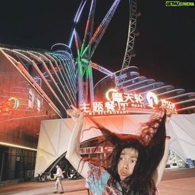 Wego - 114 Likes - 一段美輪美奐的愛情 深刻的愛情
你帶我去看 聊城的風景
轉動在這個摩天輪裡 還有你送我的玩具
愛上聊城的清晰 愛也很清晰
雙手的溫度 填滿在心裡
縱使我們終究會是分開 記得彼此的心
(by 藍又時-輪蹲愛情)
來聊城坐愛情摩天輪~順著摩天輪轉動升起降落,看著窗外的美景伴隨車廂裡的浪漫,隨著每一個轉動的方位看到不同視角~回憶看每一段感情的角度,就如同坐愛情摩天輪~
遠眺聊城東昌湖~湖水即使愛如潮水~也有潮起潮落~象徵著緣起緣滅~摩天輪升到高潮處往下看的視野是最迷人也最危險~再如何轟轟烈烈~還是會回到終點的平淡~最終的愛是回歸與自己的關係~愛人愛己
感謝聊城人之美~讓愛情三秒膠的我~坐上亞洲第三大摩天輪~這趟愛的旅程應該可以讓我的愛持久一些
#山東 #聊城 #東昌湖 #水城之眼 #摩天輪 #愛情摩天輪 #16蹲 #星期五晚上 #energy
有人要跟我ㄧ起坐愛情摩天輪嗎?
