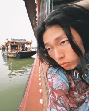 Wego Instagram - 端午節快熱...屬了~

快來北方最大的城內人工湖泊~東昌湖~💦溼湖一下
尋找溼湖水怪餵牠吃肉粽~才不會餓餓把屈原吃掉🥺

湖上還有舉辦划龍舟🐲🐉~還可以坐山東鴨頭快艇~太刺激好玩~太嗨了！這裡不愧是水滸傳、金瓶梅、聊齋…的發源地！

疑~玩到肚子餓餓了~捨不得離開這城中有水~水中有城~城水一體的東昌湖？那就包船繼續遊湖、在船上浪漫享用聊城美食吧！

Ps.想看我與聊城美女上船流出影片？底下留言

#山東 #聊城 #東昌府 #東昌湖 #龍堤碼頭 #遊湖 #游船 #端午節 #龍舟
@i_am_amylai
@paipaiyoulove
@supermaki0815