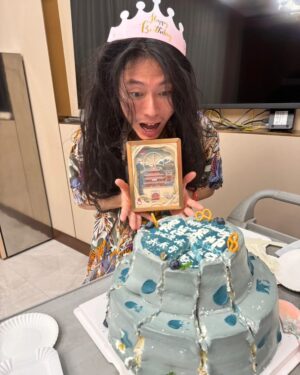Wego Instagram - 6月6日~有人說是六六大順~有人說是6月6日斷腸日~也有人說6月6日是我生日（自己說🤣 
歡迎留言祝福~老鐵們刷一波666🤙🤙🤙

  找偶辦深入趴的朋友~歹勢啦~平時亂入多人趴體只為散播歡樂~實質自我內心嚮往樸實無華~沒錯~這一天偶又上山靈修了~這次的山比較遠一點~是在山東的山~沒錯！我就是來吸取在山東邊升起的太陽能量~ㄧ起在山東~東山再起~

  來到山東~想起以前小時候學校有山東腔的老師~口音特別重~有時聽不太懂他說什麼！
 
  但現在來山東不用擔心聊不上天，只要來到山東聊城~聊成一片天都沒問題~來到聊城ㄧ聊就成~

  想要東山再起的第ㄧ站~我來到了聊城古城中央的光岳樓~所謂~欲窮千里目 更上一層樓~我直上光嶽樓最高樓

  古代帝王將相、文人雅士都曾登光嶽樓~留下許多詩文~康熙、乾隆也多次登光岳樓~還題寫了匾額在上面~

  因為城裡的建築規定不得高於光嶽樓的第一層屋簷~所以向外看出去真是ㄧ望無際的古色古香建築~樓下還看到有人扮成武大郎在賣蔥油餅~原來我們小時候愛的金瓶梅中也有描述到聊城~

  再往遠看還看得到北方最大的城市湖泊~城水一體的東昌湖~

 唉...想不到~都躲到山東了~還是躲不過山東父老的熱情~該面對的只能面對了~那就好好活在當下感受當下~嘿皮過生日吃山東蛋糕嘍🎂🎊🎉

#山東 #聊城 #東昌府 #光嶽樓 #光岳樓 #生日 #五月天
#艾咪拍拍 @paipaiyoulove @i_am_amylai @supermaki0815
