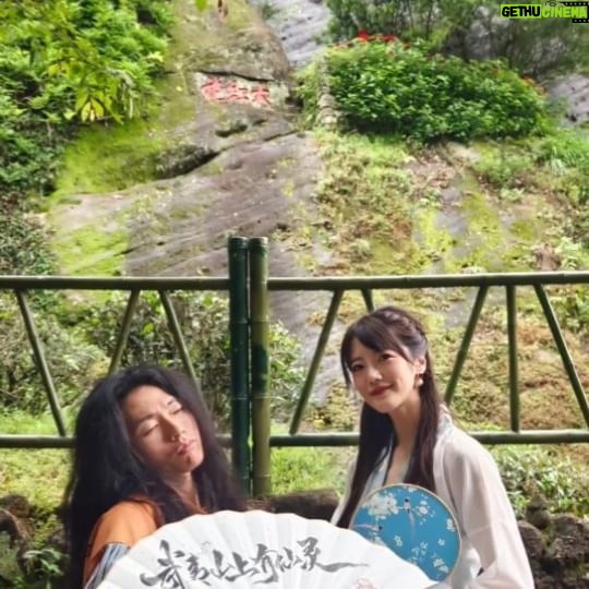 Wego - 137 Likes - 中年WEGO的奇幻漂流
這回漂流到 武夷山 的 九曲溪 就如同我那曲折離奇的愛情~
九曲溪滑竹筏漂流 真是浪漫、愜意又驚險刺激,很適合像偶這般浪人在竹筏上高歌九曲,#浪人情歌 #愛如潮水 #傷心太平洋 ~大家一曲接ㄧ曲~整個水上卡啦OK~還有🦋蝴蝶小阿飛~飛到美女手上就黏住了...像極了梁祝裡化成蝴蝶🦋的淒美愛情~真想加入一起雙飛~浪漫到遊完九曲取九次都可以~
.......記得手機不要掉進溪裡💦想換手機的可以
#travel #旅遊 #茶 #玩水 #船