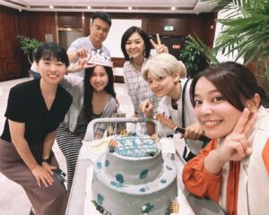 Wego Instagram - 6月6日~有人說是六六大順~有人說是6月6日斷腸日~也有人說6月6日是我生日（自己說🤣 
歡迎留言祝福~老鐵們刷一波666🤙🤙🤙

  找偶辦深入趴的朋友~歹勢啦~平時亂入多人趴體只為散播歡樂~實質自我內心嚮往樸實無華~沒錯~這一天偶又上山靈修了~這次的山比較遠一點~是在山東的山~沒錯！我就是來吸取在山東邊升起的太陽能量~ㄧ起在山東~東山再起~

  來到山東~想起以前小時候學校有山東腔的老師~口音特別重~有時聽不太懂他說什麼！
 
  但現在來山東不用擔心聊不上天，只要來到山東聊城~聊成一片天都沒問題~來到聊城ㄧ聊就成~

  想要東山再起的第ㄧ站~我來到了聊城古城中央的光岳樓~所謂~欲窮千里目 更上一層樓~我直上光嶽樓最高樓

  古代帝王將相、文人雅士都曾登光嶽樓~留下許多詩文~康熙、乾隆也多次登光岳樓~還題寫了匾額在上面~

  因為城裡的建築規定不得高於光嶽樓的第一層屋簷~所以向外看出去真是ㄧ望無際的古色古香建築~樓下還看到有人扮成武大郎在賣蔥油餅~原來我們小時候愛的金瓶梅中也有描述到聊城~

  再往遠看還看得到北方最大的城市湖泊~城水一體的東昌湖~

 唉...想不到~都躲到山東了~還是躲不過山東父老的熱情~該面對的只能面對了~那就好好活在當下感受當下~嘿皮過生日吃山東蛋糕嘍🎂🎊🎉

#山東 #聊城 #東昌府 #光嶽樓 #光岳樓 #生日 #五月天
#艾咪拍拍 @paipaiyoulove @i_am_amylai @supermaki0815