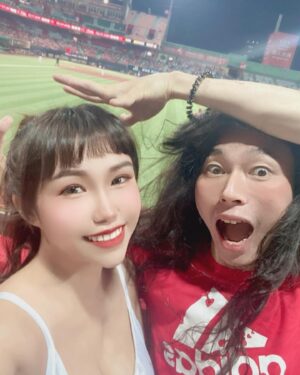 Wego Instagram - 20240508 味全龍 ⚾️
第一次來看棒球比賽雖然有看沒有懂
一直看球飛來飛去，但依舊能感受到館場內的熱情氛圍❤️‍🔥
還認識了美女姐姐還見到瑋哥～❣️
大家都好nice ⁄(⁄ ⁄ ⁄ω⁄ ⁄ ⁄)⁄ 

#棒球 #天母棒球場 #生活#味全龍