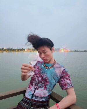 Wego Instagram - 端午節快熱...屬了~

快來北方最大的城內人工湖泊~東昌湖~💦溼湖一下
尋找溼湖水怪餵牠吃肉粽~才不會餓餓把屈原吃掉🥺

湖上還有舉辦划龍舟🐲🐉~還可以坐山東鴨頭快艇~太刺激好玩~太嗨了！這裡不愧是水滸傳、金瓶梅、聊齋…的發源地！

疑~玩到肚子餓餓了~捨不得離開這城中有水~水中有城~城水一體的東昌湖？那就包船繼續遊湖、在船上浪漫享用聊城美食吧！

Ps.想看我與聊城美女上船流出影片？底下留言

#山東 #聊城 #東昌府 #東昌湖 #龍堤碼頭 #遊湖 #游船 #端午節 #龍舟
@i_am_amylai
@paipaiyoulove
@supermaki0815