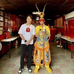 Wen-Sing Huang Instagram - 【與神同行】十三載，【元帥】用一顆慈悲為懷的心與堅定無所畏懼的柔軟的雙手、牽著我們☺️…..弟子有生之年能跟隨【元帥】濟世，是弟子莫大榮幸～【元帥】愛❤️的精神永世不滅！！

#黃文星 #huangwenhsing #元帥 #中壇元帥 #本宮 #與神同行