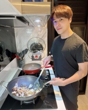 Wen-Sing Huang Instagram - 10分鐘後開飯喔😆今天吃黃燜雞配飯👨‍🍳

#黃文星 #huangwenhsing #開飯啦 #晚餐 #黃燜雞 #鐵鍋燉的概念 #簡單煮