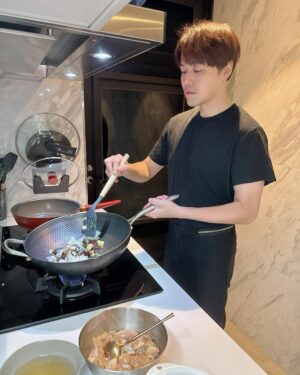 Wen-Sing Huang Instagram - 10分鐘後開飯喔😆今天吃黃燜雞配飯👨‍🍳

#黃文星 #huangwenhsing #開飯啦 #晚餐 #黃燜雞 #鐵鍋燉的概念 #簡單煮