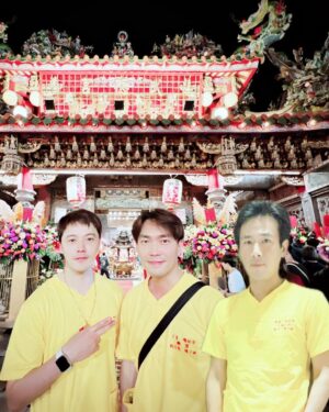 Wen-Sing Huang Instagram - 這次我們宮特地安排兩天一夜南巡要去北港武德宮給武財神公祝壽🎉第一次參與財神公的祝壽大典，在現場心中的感動和震撼難以言喻！信眾們堅定的祝福和神明的保佑，用無形的信仰溫暖照亮信眾們☺️收穫滿滿。
當然也一同祈求 #愛的榮耀 收視能越來越好、節節高升，更祈求台灣平安、不要再有天災地震🙏
也希望看到這篇的人都健康平安財源廣進☺️
@thewudetemple @stanly830 @fu_arron 

#黃文星 #huangwenhsing #北港武德宮 #財神開基祖廟 #南巡 #祝壽 #聖誕千秋 #信仰 #最後一張三劍客又P上了🤣