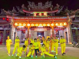 Wen-Sing Huang Instagram - 我們宮南巡進香的大合照，唯一可惜的是少了子純，同在一個劇組沒辦法同時請假，就直接把他P上去，我們三劍客就到齊啦😆😆😆 @fu_arron  @stanly830 

#黃文星 #huangwenhsing #宮南巡 #祝壽 #本宮三劍客 #p圖 #太好笑了🤣 #毫無違和感