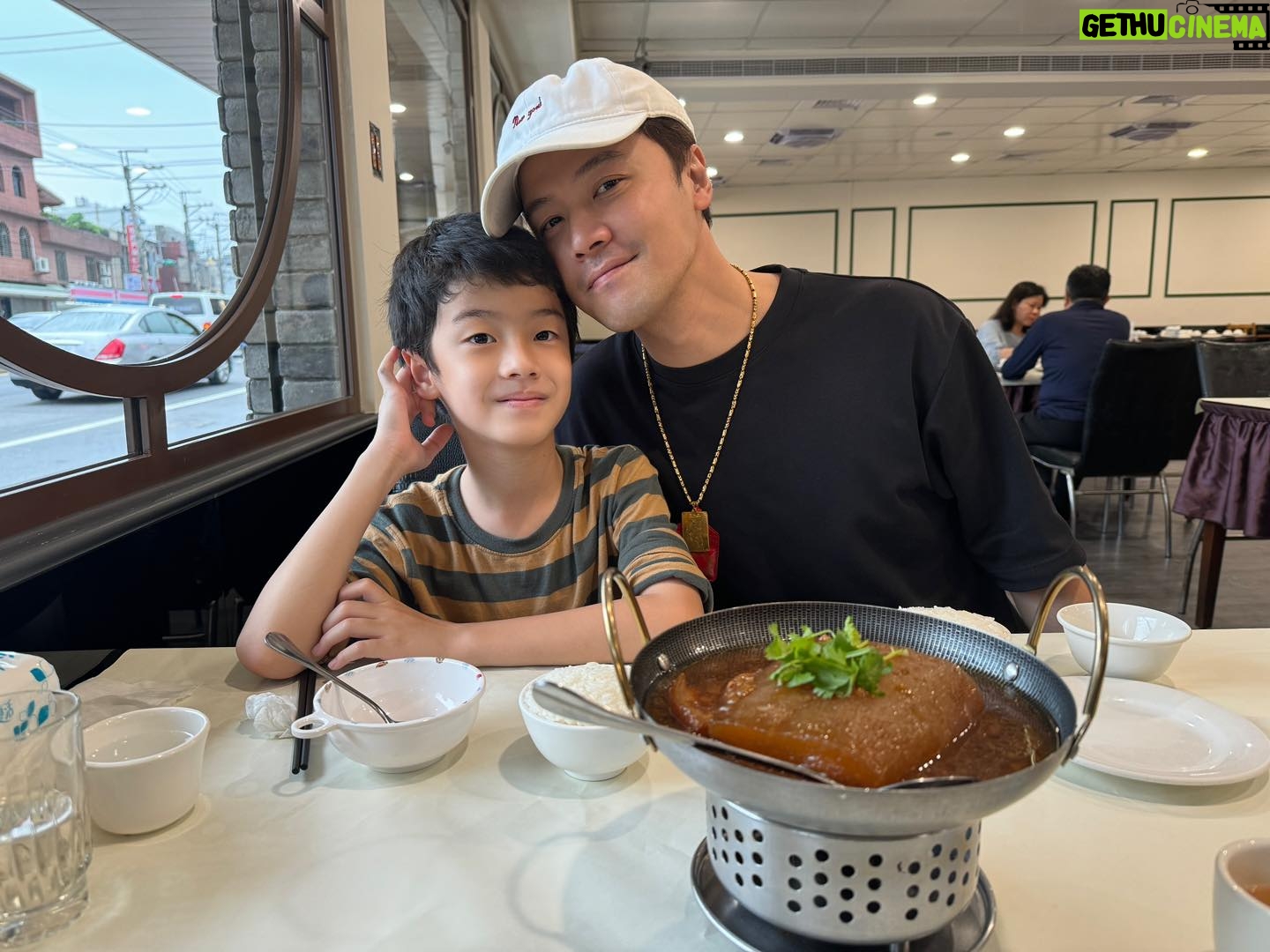Wen-Sing Huang - 1.6K Likes - 接小星放學再去吃晚餐,開啟週末儀式啦☺️
#黃文星 #huangwenhsing #小星