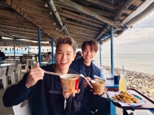 Wen-Sing Huang Instagram - 從殺青後一直約吃飯，終於約成啦😆在海邊吃泡麵別有一番風味欸～然後話匣子一開根本停不下來啊🤣🤣🤣下次帶小孩一起露營啦⛺️
@joshwu0922  @sabrinapai0420 

#黃文星 #huangwenhsing #海邊吃泡麵 #終於約成啦 #兄弟