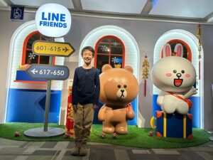 Wen-Sing Huang Instagram - 帶小星入住台中麗寶樂園Line主題房，再去熊大的麗寶小鎮玩，各式各樣的主題商店和人物，好像走進Line裡面🤩沒想到我也被它們萌翻了😆實在太可愛～太好拍了～

#黃文星 #huangwenhsing #台中麗寶樂園 #line主題房 #雄大的麗寶小鎮 #台中住宿 #台中景點