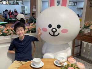 Wen-Sing Huang Instagram - 帶小星入住台中麗寶樂園Line主題房，再去熊大的麗寶小鎮玩，各式各樣的主題商店和人物，好像走進Line裡面🤩沒想到我也被它們萌翻了😆實在太可愛～太好拍了～

#黃文星 #huangwenhsing #台中麗寶樂園 #line主題房 #雄大的麗寶小鎮 #台中住宿 #台中景點