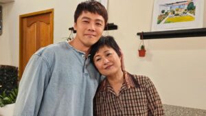 Wen-Sing Huang Instagram - 年輕時大概看過100遍的「桃太郎」，想不到這輩子可以跟傳奇人物小樓姐演母子😂😂😂 第一次合作馬上就進入母子情深的狀況☺️ @ftvdiary 

#黃文星 #huangwenhsing #愛的榮耀 #冠廷 #民視 
#桃太郎 #傳奇人物 #林小樓 #小樓姐 #母子