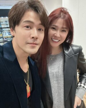 Wen-Sing Huang Instagram - 還記得我們轟動一時（自己講🤣）的凱秋虐戀嗎？
那天去小燕公司過過戲癮，很開心😆結束後我們聊了好久，發現小燕比以前開朗快樂很多，別具慧眼更是讓我驚訝👍希望我們都能越來越好～也謝謝邀請☺️
@athena.1120 @koc_skin 

#黃文星 #huangwenhsing #克麗詩黛kocskin #凱秋戀 #一家人 #七年了