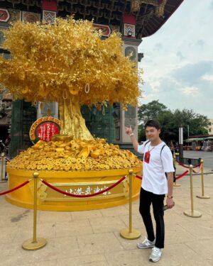 Wen-Sing Huang Instagram - 這次我們宮特地安排兩天一夜南巡要去北港武德宮給武財神公祝壽🎉第一次參與財神公的祝壽大典，在現場心中的感動和震撼難以言喻！信眾們堅定的祝福和神明的保佑，用無形的信仰溫暖照亮信眾們☺️收穫滿滿。
當然也一同祈求 #愛的榮耀 收視能越來越好、節節高升，更祈求台灣平安、不要再有天災地震🙏
也希望看到這篇的人都健康平安財源廣進☺️
@thewudetemple @stanly830 @fu_arron 

#黃文星 #huangwenhsing #北港武德宮 #財神開基祖廟 #南巡 #祝壽 #聖誕千秋 #信仰 #最後一張三劍客又P上了🤣