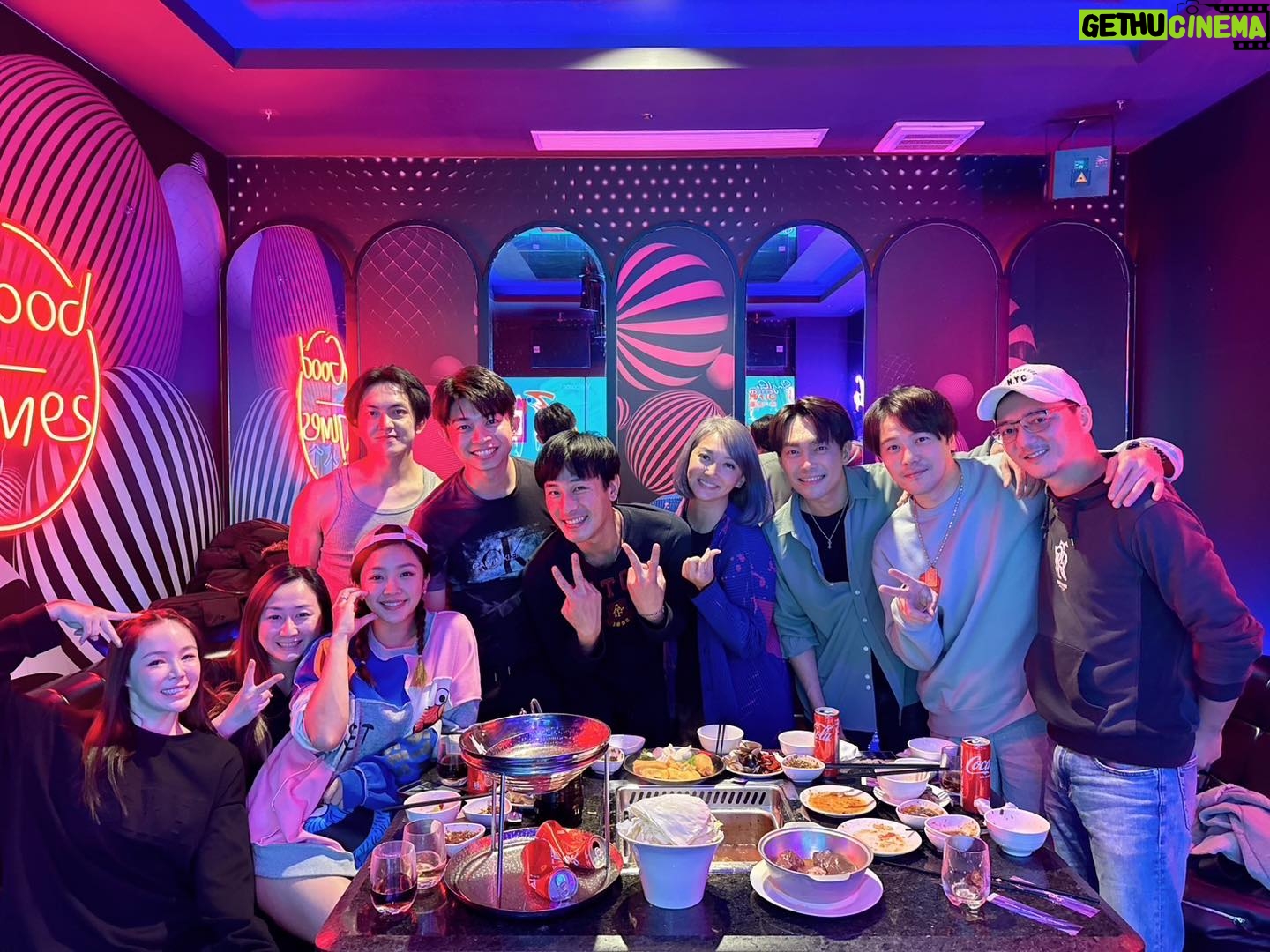 Wen-Sing Huang - 2K Likes - 大家很關心我婚紗發文後是否會睡沙發🤣🤣🤣
結果昨晚去唱歌了😆沒想到現在KTV還可以吃火鍋欸~大開眼界欸🤩
#黃文星 #huangwenhsing #聚會 #兄弟攤 #唱歌 #吃火鍋