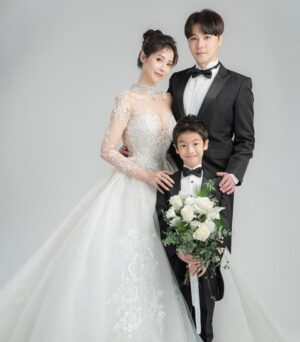 Wen-Sing Huang Instagram - 我們結婚時沒有繁瑣的儀式，簡單穿個拖鞋，連親友都沒有陪同就去登記了😆
總覺得儀式不是最重要的，重要的是婚後生活，卻也有點遺憾，沒有讓妳穿上婚紗。

妳說：沒關係，結婚10年後我們再拍。
我做到了！💪😎

11年前謝謝妳願意嫁給什麼都沒有的我，沒車沒房工作不穩定還騎了一台常壞掉的二手摩托車，和我一起組成一個圓滿的家，默默陪伴支持我的事業，照顧家裡和小星。

雖然妳現在脾氣不是很好，但我還是會疼愛妳一輩子的😆老婆 @aaapink0314 生日快樂、白色情人節、希望妳每天都健康快樂😘

婚紗 @c.h_wedding 

#黃文星 #huangwenhsing #婚紗 #婚紗照 #白色情人節快樂