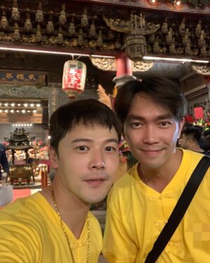 Wen-Sing Huang Instagram - 這次我們宮特地安排兩天一夜南巡要去北港武德宮給武財神公祝壽🎉第一次參與財神公的祝壽大典，在現場心中的感動和震撼難以言喻！信眾們堅定的祝福和神明的保佑，用無形的信仰溫暖照亮信眾們☺️收穫滿滿。
當然也一同祈求 #愛的榮耀 收視能越來越好、節節高升，更祈求台灣平安、不要再有天災地震🙏
也希望看到這篇的人都健康平安財源廣進☺️
@thewudetemple @stanly830 @fu_arron 

#黃文星 #huangwenhsing #北港武德宮 #財神開基祖廟 #南巡 #祝壽 #聖誕千秋 #信仰 #最後一張三劍客又P上了🤣