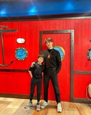 Wen-Sing Huang Instagram - 寒流來襲，大家要注意保暖～不要像小星一樣不愛穿外套，每天都說好熱，年輕就是勇健不怕冷欸🤣🤣🤣

#黃文星 #huangwenhsing #小星 #寒流來襲 #注意保暖