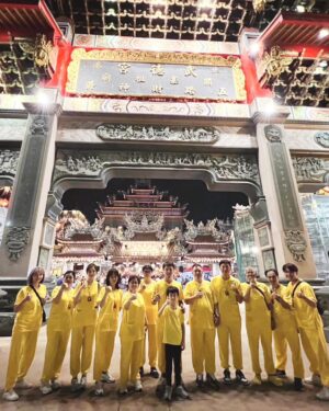 Wen-Sing Huang Instagram - 這次我們宮特地安排兩天一夜南巡要去北港武德宮給武財神公祝壽🎉第一次參與財神公的祝壽大典，在現場心中的感動和震撼難以言喻！信眾們堅定的祝福和神明的保佑，用無形的信仰溫暖照亮信眾們☺️收穫滿滿。
當然也一同祈求 #愛的榮耀 收視能越來越好、節節高升，更祈求台灣平安、不要再有天災地震🙏
也希望看到這篇的人都健康平安財源廣進☺️
@thewudetemple @stanly830 @fu_arron 

#黃文星 #huangwenhsing #北港武德宮 #財神開基祖廟 #南巡 #祝壽 #聖誕千秋 #信仰 #最後一張三劍客又P上了🤣