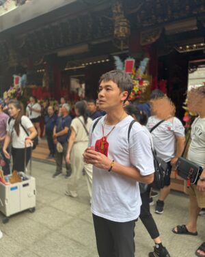 Wen-Sing Huang Instagram - 這次我們宮特地安排兩天一夜南巡要去北港武德宮給武財神公祝壽🎉第一次參與財神公的祝壽大典，在現場心中的感動和震撼難以言喻！信眾們堅定的祝福和神明的保佑，用無形的信仰溫暖照亮信眾們☺️收穫滿滿。
當然也一同祈求 #愛的榮耀 收視能越來越好、節節高升，更祈求台灣平安、不要再有天災地震🙏
也希望看到這篇的人都健康平安財源廣進☺️
@thewudetemple @stanly830 @fu_arron 

#黃文星 #huangwenhsing #北港武德宮 #財神開基祖廟 #南巡 #祝壽 #聖誕千秋 #信仰 #最後一張三劍客又P上了🤣