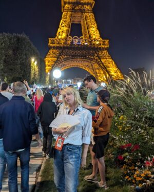 Wendi McLendon-Covey Instagram - Beach Volleyball last night at Eiffel Tower Stadium was epic! Two girls from the OC beat the Czech duo! There were acrobats! Singalongs! We did the wave for 8 rounds! People from all around the world in one place getting along and having a great time. And we were lucky enough to sit next to @mayanlopez and her mom @theannlopez. I am so lucky to be here, but I do miss my hubby @jivemiguel70. ❤️

.
.
.
.
#nbcuniversal #parisolympics #nbc #parisolympics @lopezvslopez