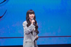 Wenny Lin Instagram - 2024 Soojin Fancon Tour <Summer Daze>穗珍首場台北粉絲見面會MC小紀錄 🧩💫💫💫

國中開始回到家必看人氣歌謠的我，總在和好朋友的交換日記中互相分享我們又被哪些閃閃發亮的偶像圈粉，一直到現在k-pop也始終會在我的音樂歌單中陪著我的生活日常，當然也幻想過有一天要和他們見面大聊天然後變朋友這種遙不可及的事（？）

謝謝機會、謝謝所有貴人的幫助，謝謝一切讓我相信小時候的白日夢總有一天還是會成真ㄉ✨又完成了一項人生夢想清單了🧾☑️ 

我的首場海外偶像粉絲見面會能服務到穗珍和酥糖真的是一件好開心的事，當我得知有這份工作機會開始，其實有很多時間一直質疑自己是不是能好好讓一切賓主盡歡；是不是能讓穗珍的首場台北見面會留下難忘的印象並讓酥糖們帶著滿滿的幸福感離開現場，做主持功課的過程中我更加了解穗珍，歐膩獨有的舞台魅力和反差萌不多說因為真的太閃亮ㄌ，同時也被她一路以來的勇敢和堅持給深深感動。

穗珍在回顧製作《Agassy》這張專輯的時候說過：「我認為那些好的歌曲總是圍繞著能引起共鳴的歌詞。」當天在演唱《bloodredroses🌹》時，台下的酥糖們把手機的光都打開，舞臺看上去的樣子我到現在都還覺得印象深刻，搭配這首歌想表達的那種「雖然受傷但仍努力讓燦爛壓過傷痕，用美麗的花瓣擁抱自己，溫柔的安慰自己。」 我相信穗珍是大力的被酥糖們擁抱了，她一定覺得自己不是孤單的！追海外的偶像想必對於久久一次的見面感到萬分珍惜，那天的我能見證到你們雙向奔赴的美好關係非常榮幸，你們真的都是彼此的光ㄛ！希望當天這個充飽電的夜晚，能讓你們在下次見到穗珍之前，更有力量的成為更好的自己，我相信這是追星最大的意義。

現在發文看到照片還是能感受到當天的幸福，酥糖們也有再一次回想起當天的感動嗎？

謝謝大家給我的回饋，雖然至今還是有點受寵若驚，但我真的很開心也很感謝！當然也會繼續努力進步，期待下次再為更多追星好友們服務🙏🏻

hair @zin_h.harley
makeup @ayanoyaya
Photographer：@shawnsun.photography 
Outfit：@sandroparis
#SandroParis