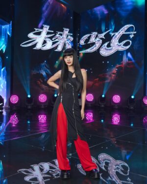 Wenny Lin Instagram - * 未來少女最終集⚡️⚡️⚡️期待發這組照片好久了，快樂ending❤️🖤

感謝每一集所有在妝髮造型上合作過的團隊和品牌🙏🏻感謝Joy跟吼呦都會替我把美美的樣子記錄下來📷

Hair: @ant_lo216 @tuantuanig
Makeup: @summer_lalayo
Stylist: @yyyang3_ @wyc_yen
Photographer: @Joyyygraphy
Dress：@jennlee_official
Shoes：@charleskeith_tw
Jewelry：@apmmonaco #apmmonaco

@nextgirlz.offical
#未來少女 #nextgirlz
#緋紅魅影 #黑曜精靈
#薄荷水晶 #日光之橙
#幻藍小熊 #紫月光
#幽靈水晶