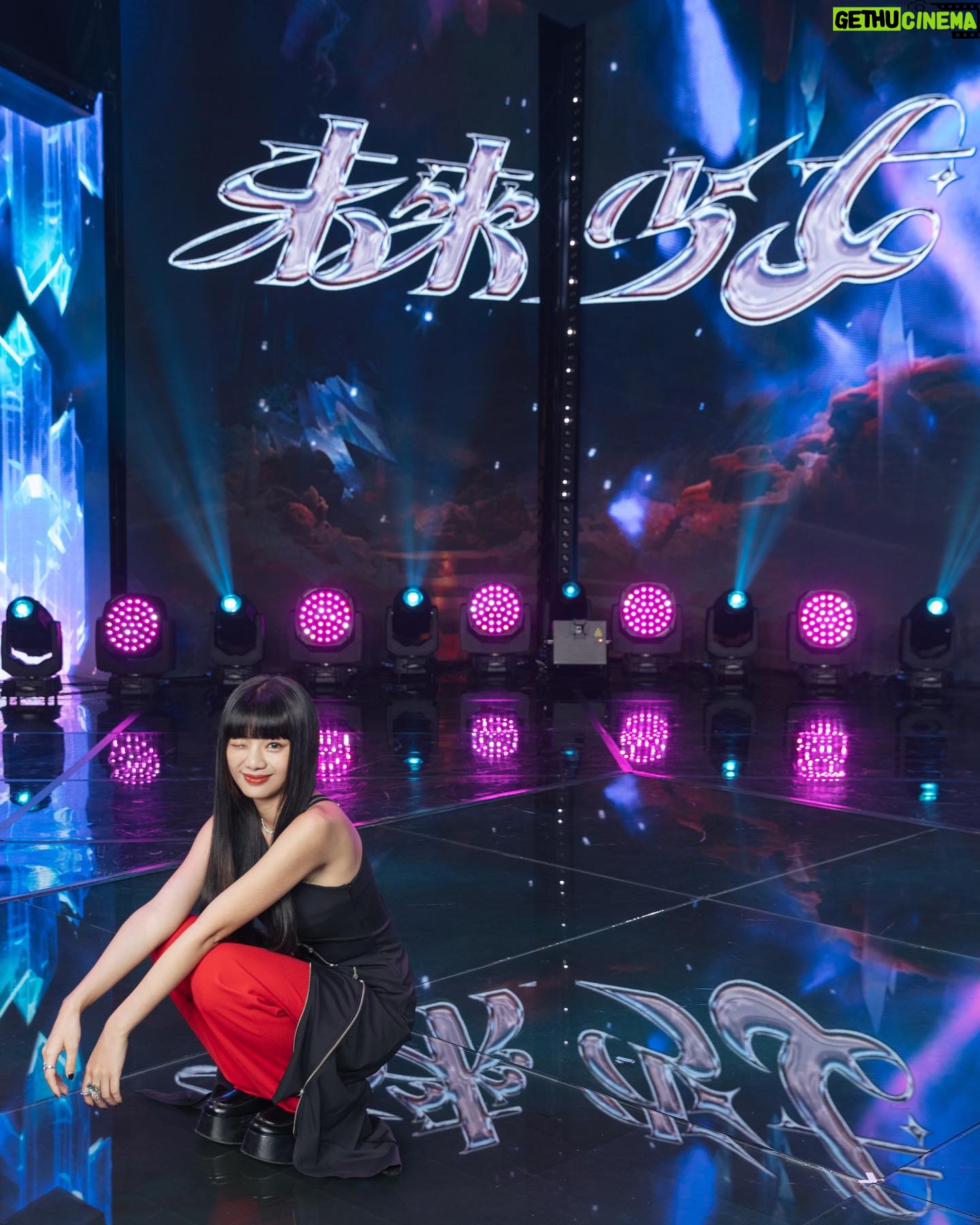 Wenny Lin - 5.7K Likes - * 未來少女最終集⚡️⚡️⚡️期待發這組照片好久了,快樂ending❤️🖤
感謝每一集所有在妝髮造型上合作過的團隊和品牌🙏🏻感謝Joy跟吼呦都會替我把美美的樣子記錄下來📷
Hair: @ant_lo216 @tuantuanig
Makeup: @summer_lalayo
Stylist: @yyyang3_ @wyc_yen
Photographer: @Joyyygraphy
Dress:@jennlee_official
Shoes:@charleskeith_tw
Jewelry:@apmmonaco #apmmonaco
@nextgirlz.offical
#未來少女 #nextgirlz
#緋紅魅影 #黑曜精靈
#薄荷水晶 #日光之橙
#幻藍小熊 #紫月光
#幽靈水晶