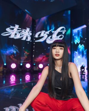 Wenny Lin Instagram - * 未來少女最終集⚡️⚡️⚡️期待發這組照片好久了，快樂ending❤️🖤

感謝每一集所有在妝髮造型上合作過的團隊和品牌🙏🏻感謝Joy跟吼呦都會替我把美美的樣子記錄下來📷

Hair: @ant_lo216 @tuantuanig
Makeup: @summer_lalayo
Stylist: @yyyang3_ @wyc_yen
Photographer: @Joyyygraphy
Dress：@jennlee_official
Shoes：@charleskeith_tw
Jewelry：@apmmonaco #apmmonaco

@nextgirlz.offical
#未來少女 #nextgirlz
#緋紅魅影 #黑曜精靈
#薄荷水晶 #日光之橙
#幻藍小熊 #紫月光
#幽靈水晶