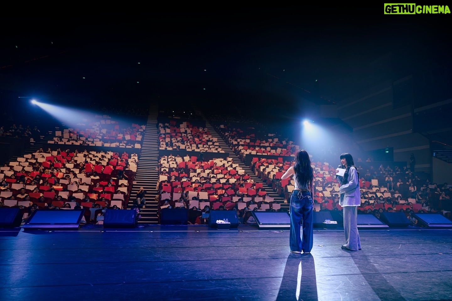 Wenny Lin - 8.9K Likes - 2024 Soojin Fancon Tour <Summer Daze>穗珍首場台北粉絲見面會MC小紀錄 🧩💫💫💫
國中開始回到家必看人氣歌謠的我,總在和好朋友的交換日記中互相分享我們又被哪些閃閃發亮的偶像圈粉,一直到現在k-pop也始終會在我的音樂歌單中陪著我的生活日常,當然也幻想過有一天要和他們見面大聊天然後變朋友這種遙不可及的事(?)
謝謝機會、謝謝所有貴人的幫助,謝謝一切讓我相信小時候的白日夢總有一天還是會成真ㄉ✨又完成了一項人生夢想清單了🧾☑️
我的首場海外偶像粉絲見面會能服務到穗珍和酥糖真的是一件好開心的事,當我得知有這份工作機會開始,其實有很多時間一直質疑自己是不是能好好讓一切賓主盡歡;是不是能讓穗珍的首場台北見面會留下難忘的印象並讓酥糖們帶著滿滿的幸福感離開現場,做主持功課的過程中我更加了解穗珍,歐膩獨有的舞台魅力和反差萌不多說因為真的太閃亮ㄌ,同時也被她一路以來的勇敢和堅持給深深感動。
穗珍在回顧製作《Agassy》這張專輯的時候說過:「我認為那些好的歌曲總是圍繞著能引起共鳴的歌詞。」當天在演唱《bloodredroses🌹》時,台下的酥糖們把手機的光都打開,舞臺看上去的樣子我到現在都還覺得印象深刻,搭配這首歌想表達的那種「雖然受傷但仍努力讓燦爛壓過傷痕,用美麗的花瓣擁抱自己,溫柔的安慰自己。」 我相信穗珍是大力的被酥糖們擁抱了,她一定覺得自己不是孤單的!追海外的偶像想必對於久久一次的見面感到萬分珍惜,那天的我能見證到你們雙向奔赴的美好關係非常榮幸,你們真的都是彼此的光ㄛ!希望當天這個充飽電的夜晚,能讓你們在下次見到穗珍之前,更有力量的成為更好的自己,我相信這是追星最大的意義。
現在發文看到照片還是能感受到當天的幸福,酥糖們也有再一次回想起當天的感動嗎?
謝謝大家給我的回饋,雖然至今還是有點受寵若驚,但我真的很開心也很感謝!當然也會繼續努力進步,期待下次再為更多追星好友們服務🙏🏻
hair @zin_h.harley
makeup @ayanoyaya
Photographer:@shawnsun.photography
Outfit:@sandroparis
#SandroParis