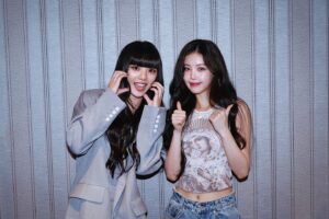Wenny Lin Instagram - 2024 Soojin Fancon Tour <Summer Daze>穗珍首場台北粉絲見面會MC小紀錄 🧩💫💫💫

國中開始回到家必看人氣歌謠的我，總在和好朋友的交換日記中互相分享我們又被哪些閃閃發亮的偶像圈粉，一直到現在k-pop也始終會在我的音樂歌單中陪著我的生活日常，當然也幻想過有一天要和他們見面大聊天然後變朋友這種遙不可及的事（？）

謝謝機會、謝謝所有貴人的幫助，謝謝一切讓我相信小時候的白日夢總有一天還是會成真ㄉ✨又完成了一項人生夢想清單了🧾☑️ 

我的首場海外偶像粉絲見面會能服務到穗珍和酥糖真的是一件好開心的事，當我得知有這份工作機會開始，其實有很多時間一直質疑自己是不是能好好讓一切賓主盡歡；是不是能讓穗珍的首場台北見面會留下難忘的印象並讓酥糖們帶著滿滿的幸福感離開現場，做主持功課的過程中我更加了解穗珍，歐膩獨有的舞台魅力和反差萌不多說因為真的太閃亮ㄌ，同時也被她一路以來的勇敢和堅持給深深感動。

穗珍在回顧製作《Agassy》這張專輯的時候說過：「我認為那些好的歌曲總是圍繞著能引起共鳴的歌詞。」當天在演唱《bloodredroses🌹》時，台下的酥糖們把手機的光都打開，舞臺看上去的樣子我到現在都還覺得印象深刻，搭配這首歌想表達的那種「雖然受傷但仍努力讓燦爛壓過傷痕，用美麗的花瓣擁抱自己，溫柔的安慰自己。」 我相信穗珍是大力的被酥糖們擁抱了，她一定覺得自己不是孤單的！追海外的偶像想必對於久久一次的見面感到萬分珍惜，那天的我能見證到你們雙向奔赴的美好關係非常榮幸，你們真的都是彼此的光ㄛ！希望當天這個充飽電的夜晚，能讓你們在下次見到穗珍之前，更有力量的成為更好的自己，我相信這是追星最大的意義。

現在發文看到照片還是能感受到當天的幸福，酥糖們也有再一次回想起當天的感動嗎？

謝謝大家給我的回饋，雖然至今還是有點受寵若驚，但我真的很開心也很感謝！當然也會繼續努力進步，期待下次再為更多追星好友們服務🙏🏻

hair @zin_h.harley
makeup @ayanoyaya
Photographer：@shawnsun.photography 
Outfit：@sandroparis
#SandroParis